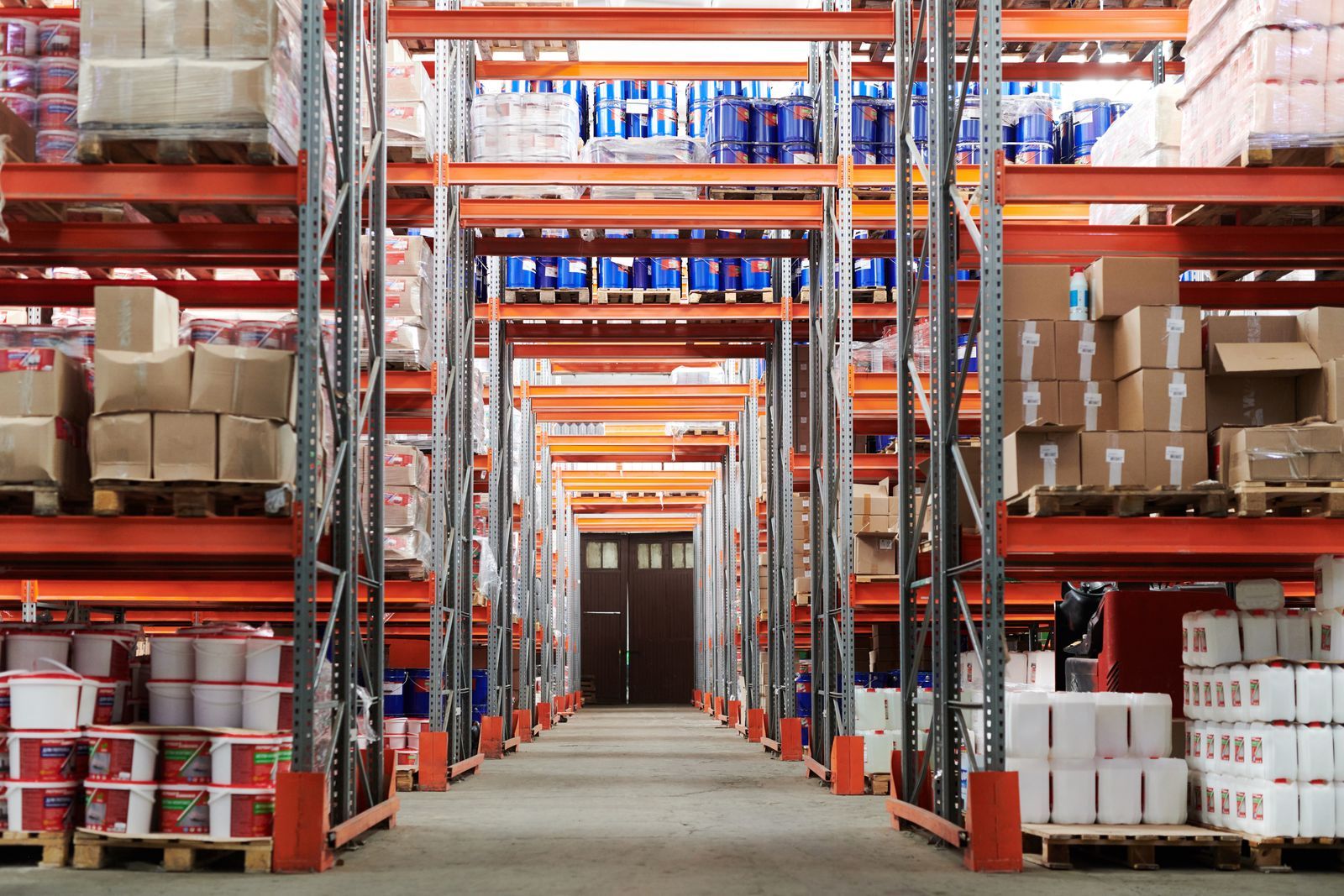 Almacén con estanterías llenas de cajas
