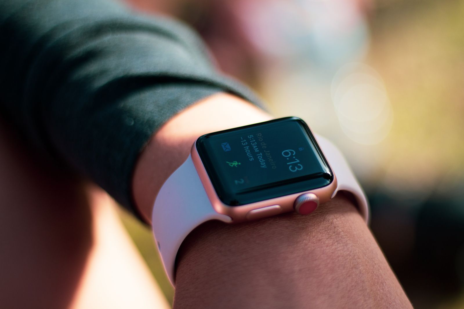 Reloj inteligente en la muñeca al aire libre