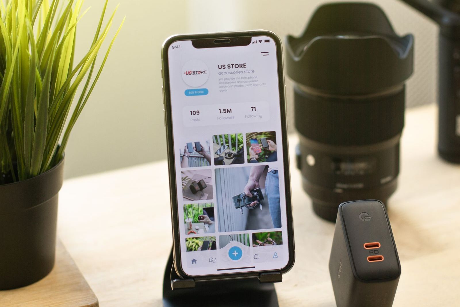 Smartphone en un soporte sobre un escritorio